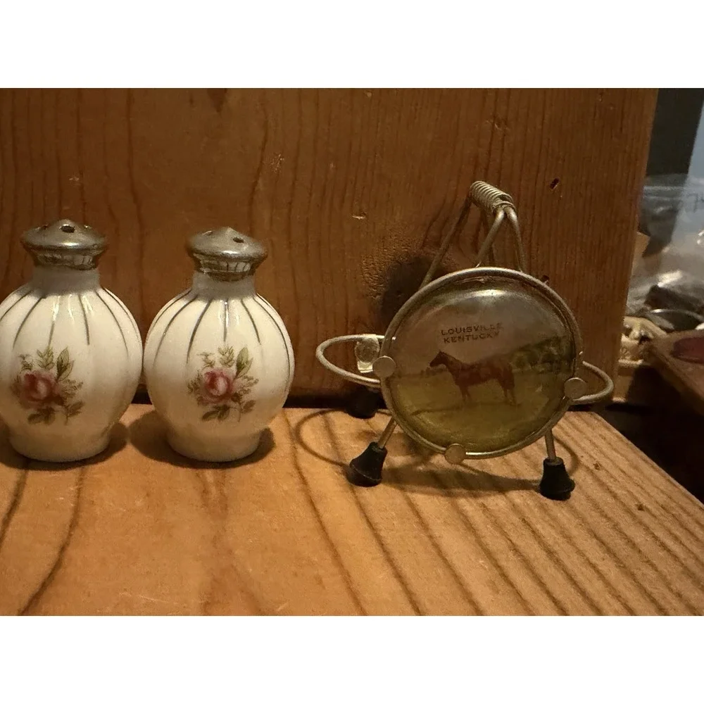 VTG State Capitol Lexington Kentucky Salt & Pepper Shaker W/Holder